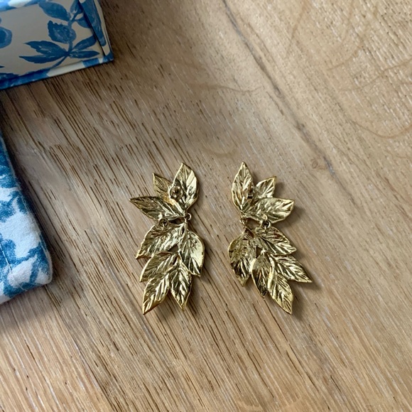 Sezane Bianca gold leaf drop earrings RARE - Picture 4 of 11
